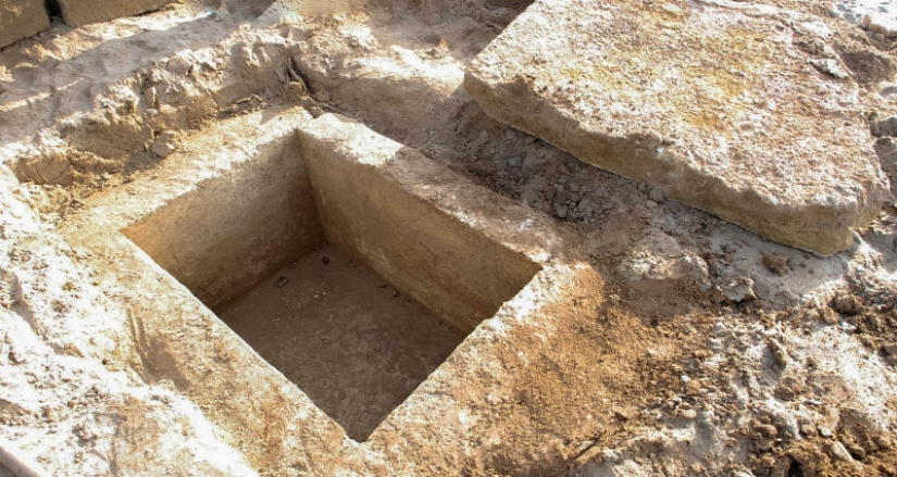En la playa en la península de Crimea, que se encuentra el griego antiguo enterramiento del siglo III AC En la playa en la península de Crimea, que se encuentra el griego antiguo enterramiento del siglo III AC