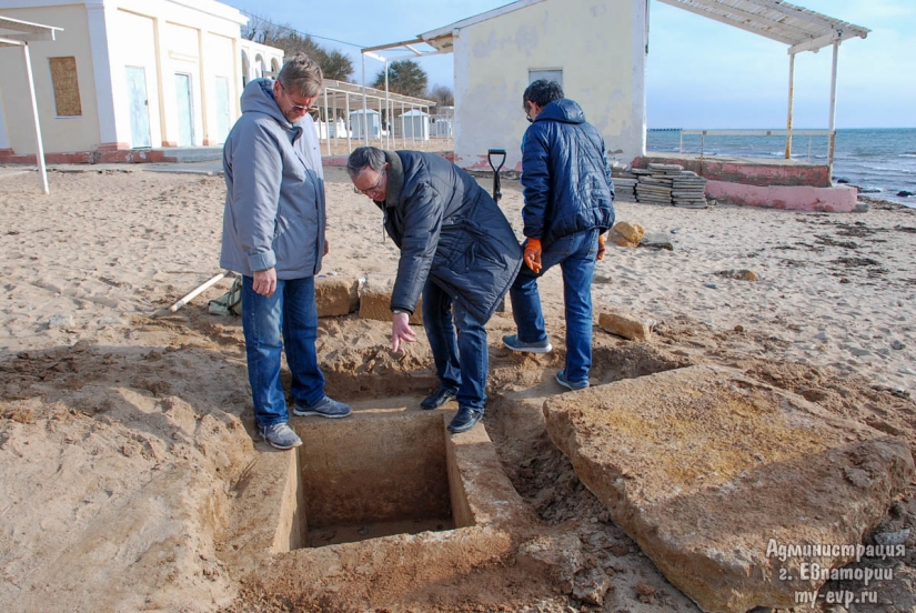 En la playa en la península de Crimea, que se encuentra el griego antiguo enterramiento del siglo III AC En la playa en la península de Crimea, que se encuentra el griego antiguo enterramiento del siglo III AC