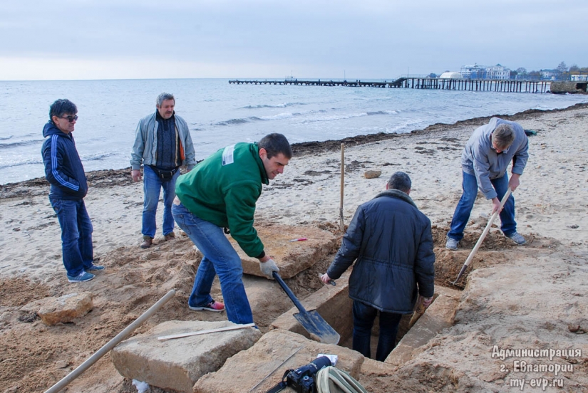 En la playa en la península de Crimea, que se encuentra el griego antiguo enterramiento del siglo III AC En la playa en la península de Crimea, que se encuentra el griego antiguo enterramiento del siglo III AC