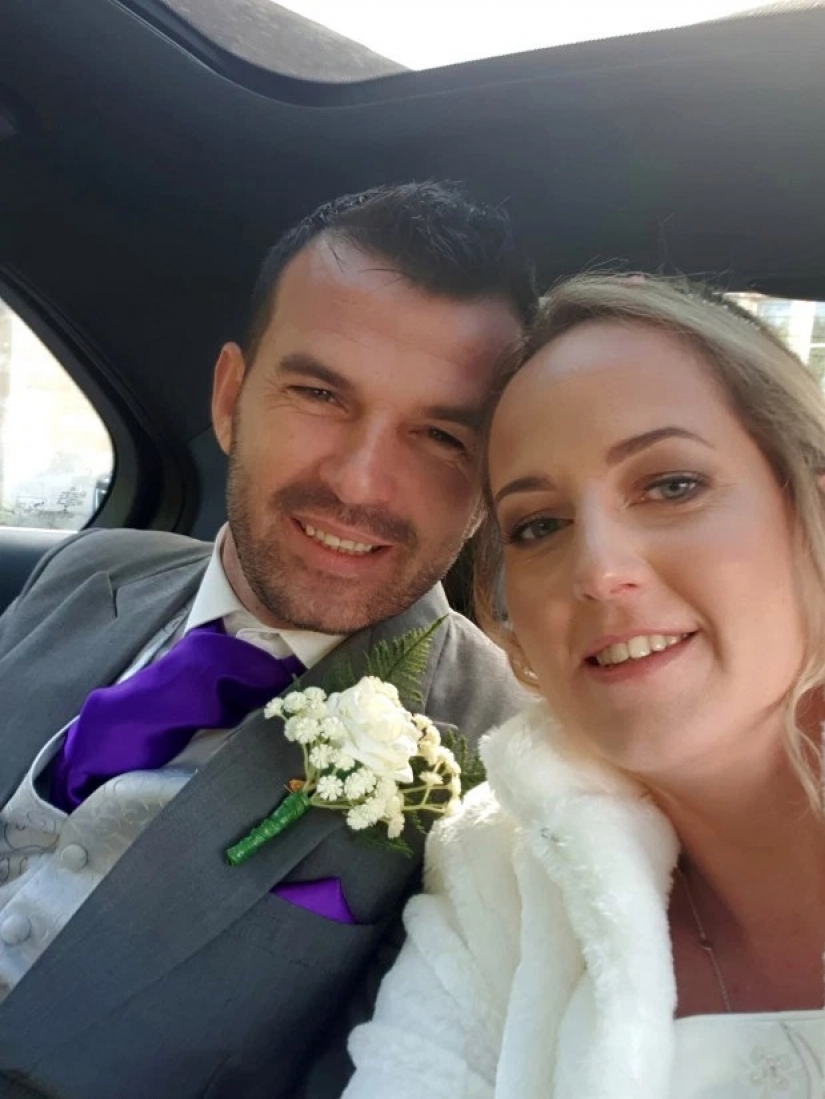 En la repetición: el Británico se casó con el camarero-griego, que estaba bailando en su primera boda