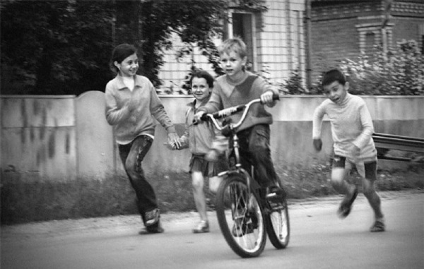 En las olas de la memoria: ¿cómo hemos vivido y jugado en los patios de nuestra infancia