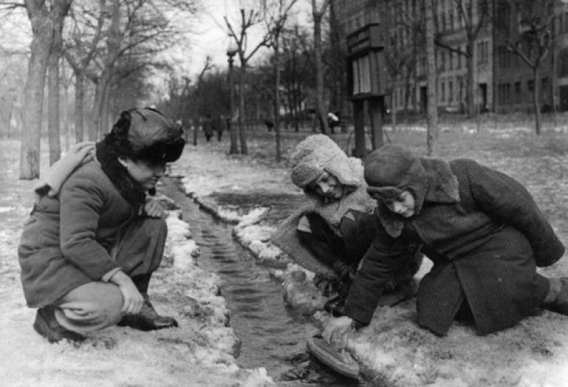 En las olas de la memoria: ¿cómo hemos vivido y jugado en los patios de nuestra infancia