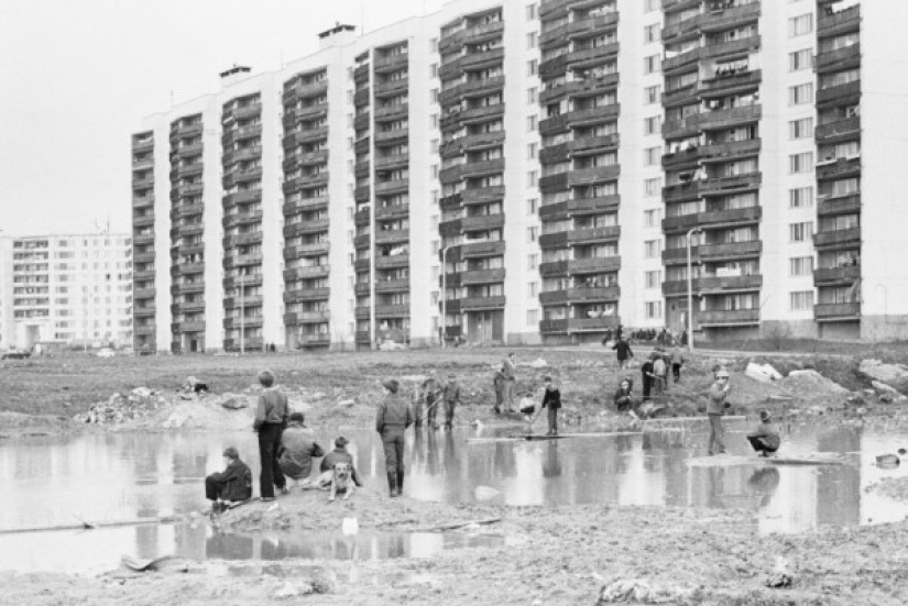En las olas de la memoria: ¿cómo hemos vivido y jugado en los patios de nuestra infancia