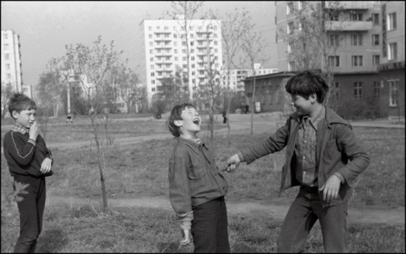 En las olas de la memoria: ¿cómo hemos vivido y jugado en los patios de nuestra infancia