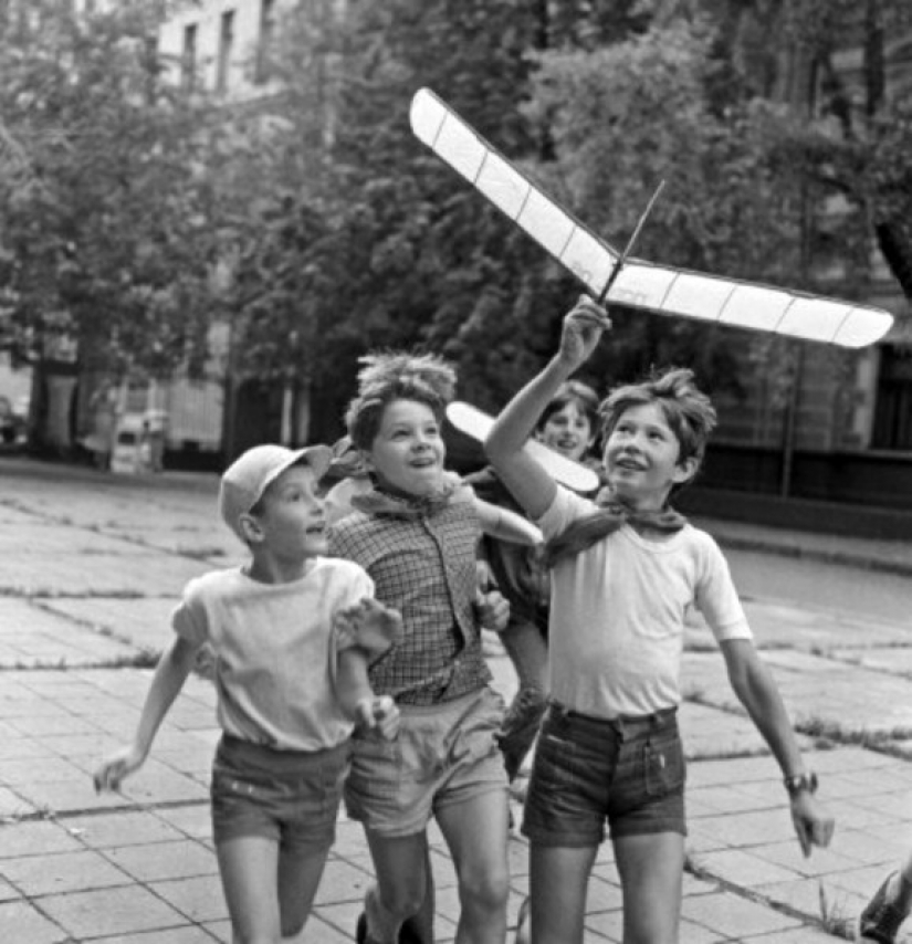 En las olas de la memoria: ¿cómo hemos vivido y jugado en los patios de nuestra infancia