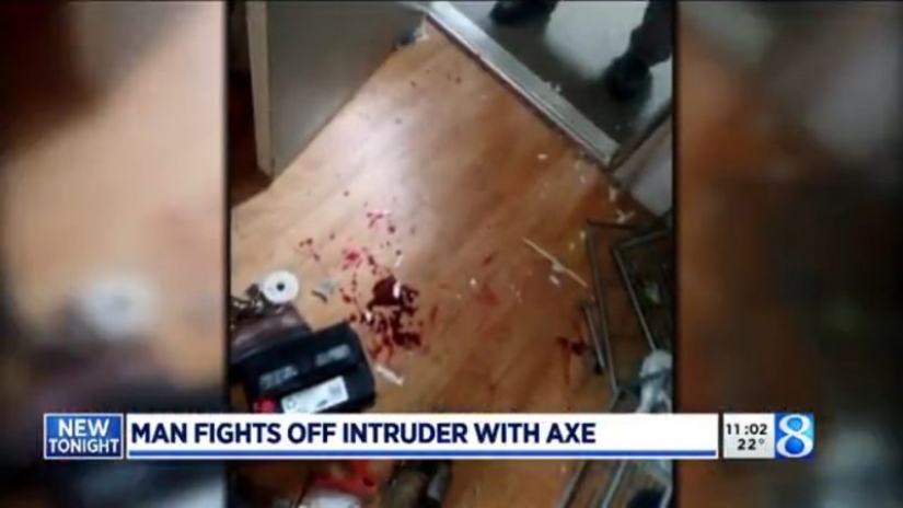 En los Estados unidos jugadora de rol luchó hacha de batalla de irrumpieron en la casa de delincuentes armados