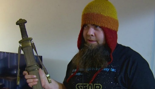 En los Estados unidos jugadora de rol luchó hacha de batalla de irrumpieron en la casa de delincuentes armados En los Estados unidos jugadora de rol luchó hacha de batalla de irrumpieron en la casa de delincuentes armados