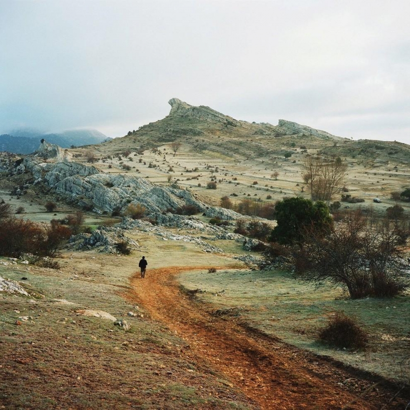 Escape from the hustle and bustle: pictures of Europeans, hiding from civilization