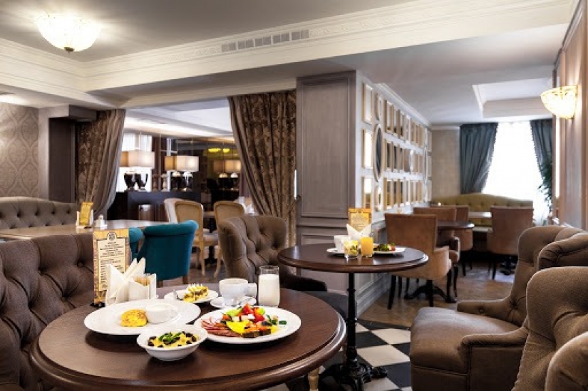 Estancia con complicaciones: las nuevas reglas para los turistas en los hoteles españoles sorprendido e indignado