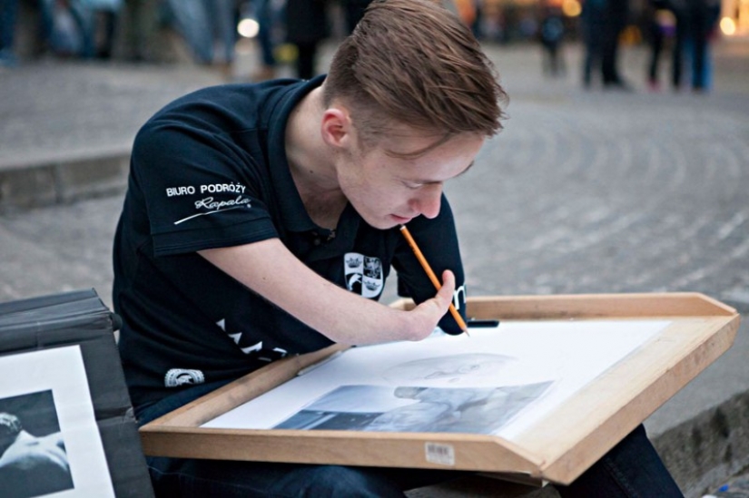 Este hombre, nacido sin manos, pinturas increíblemente realista de la imagen Este hombre, nacido sin manos, pinturas increíblemente realista de la imagen