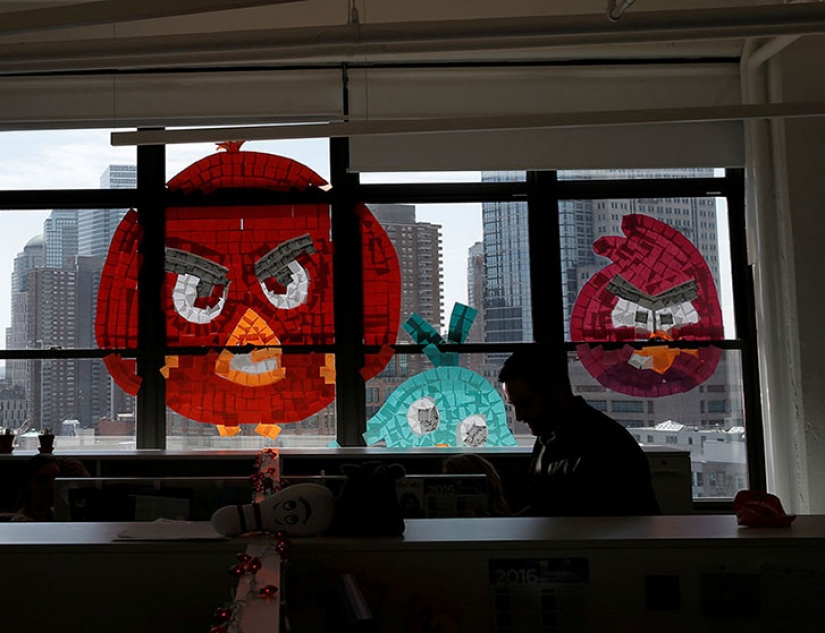 Esto significa la guerra: la batalla de las pegatinas entre los dos edificios de oficinas Esto significa la guerra: la batalla de las pegatinas entre los dos edificios de oficinas