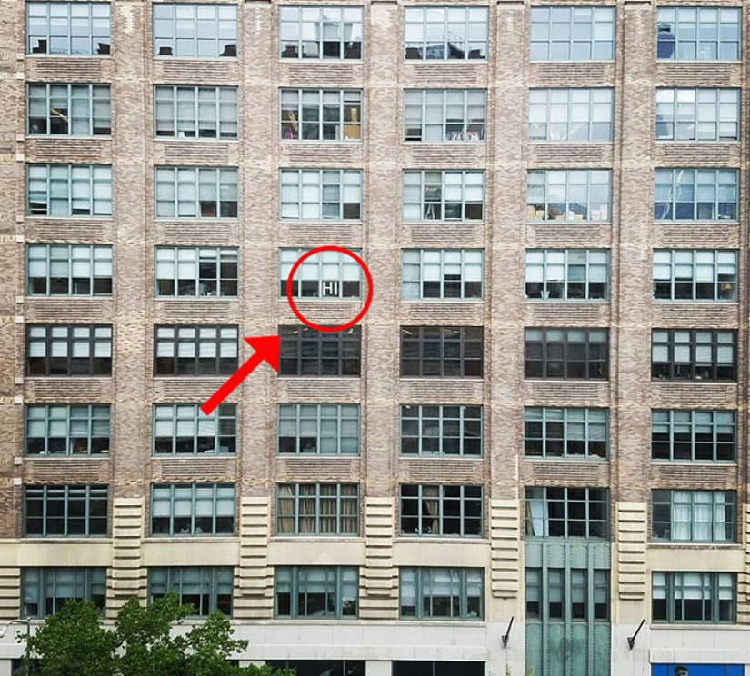 Esto significa la guerra: la batalla de las pegatinas entre los dos edificios de oficinas Esto significa la guerra: la batalla de las pegatinas entre los dos edificios de oficinas