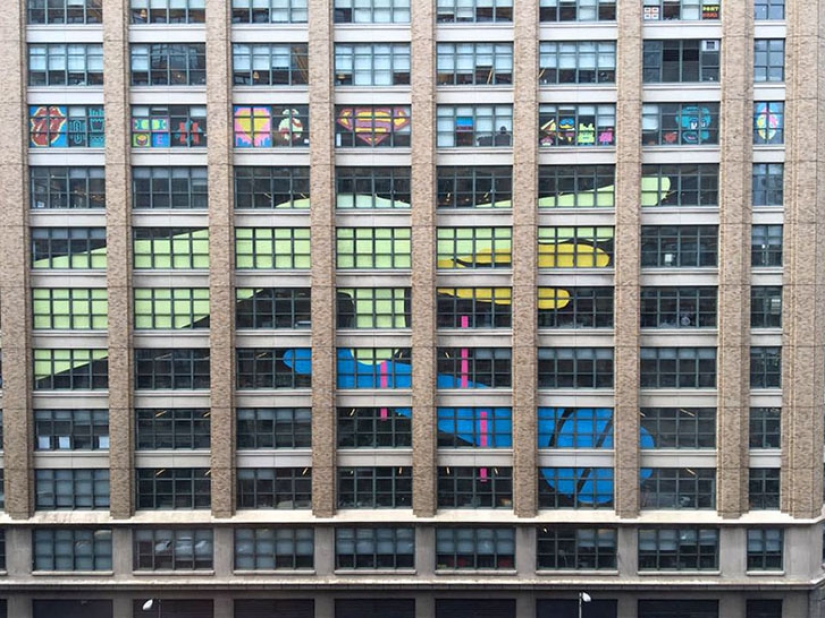 Esto significa la guerra: la batalla de las pegatinas entre los dos edificios de oficinas Esto significa la guerra: la batalla de las pegatinas entre los dos edificios de oficinas