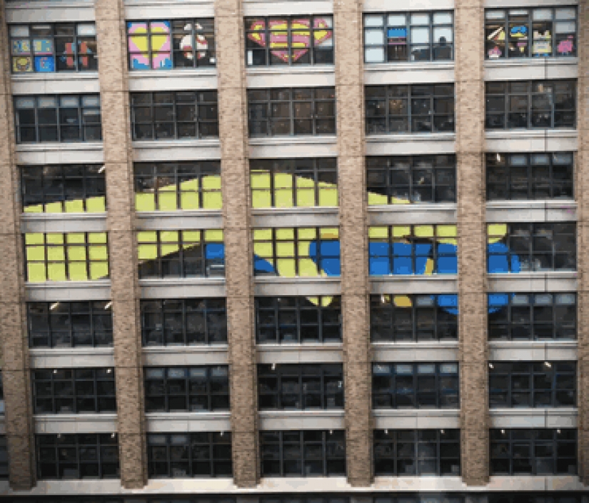 Esto significa la guerra: la batalla de las pegatinas entre los dos edificios de oficinas Esto significa la guerra: la batalla de las pegatinas entre los dos edificios de oficinas