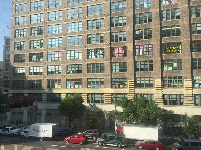 Esto significa la guerra: la batalla de las pegatinas entre los dos edificios de oficinas Esto significa la guerra: la batalla de las pegatinas entre los dos edificios de oficinas