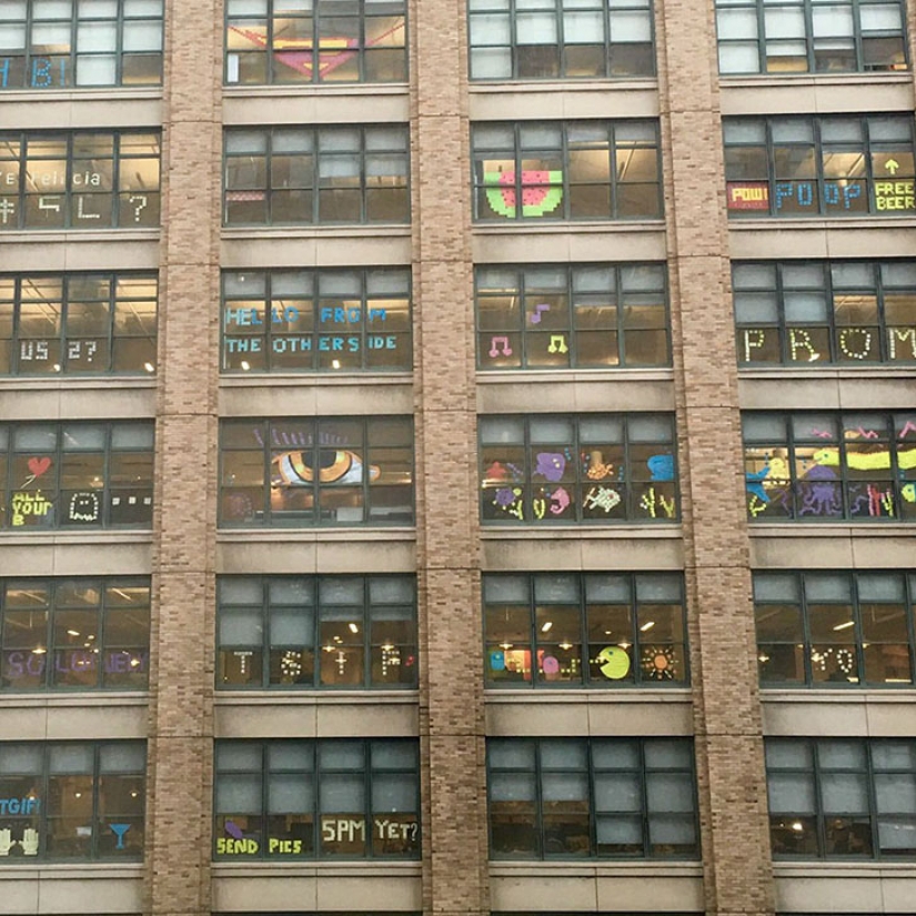 Esto significa la guerra: la batalla de las pegatinas entre los dos edificios de oficinas Esto significa la guerra: la batalla de las pegatinas entre los dos edificios de oficinas