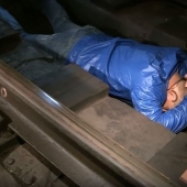 Everyone should know it! What to do if you fall onto the subway tracks