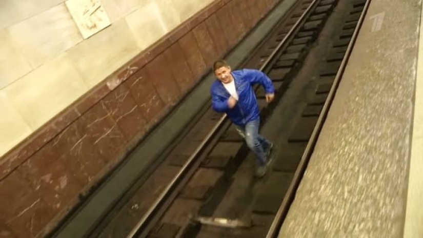 Everyone should know it! What to do if you fall onto the subway tracks Everyone should know it! What to do if you fall onto the subway tracks