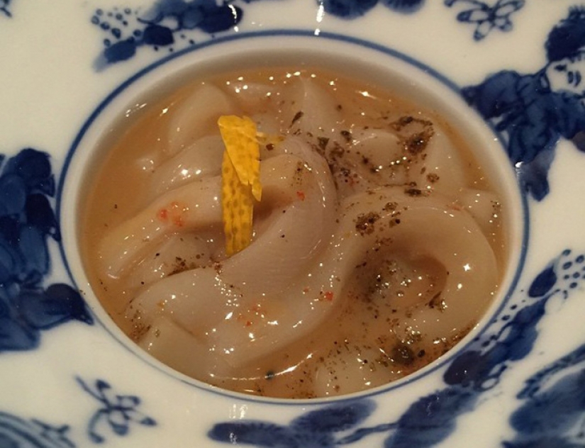 Exóticos manjares que son difíciles de comer, no los ojos cerrados