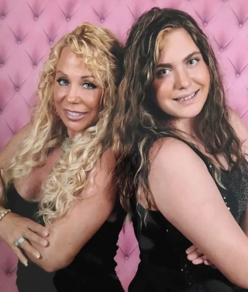 Extraño las relaciones: el 19-años de edad, hija todavía toma una ducha con su madre y duerme con ella en la cama