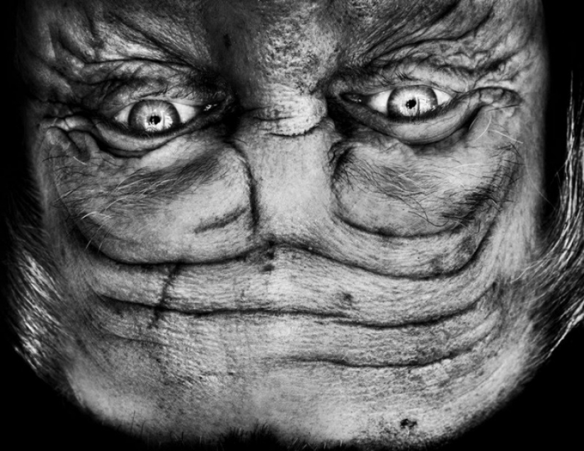 Extraterrestres entre nosotros: la cara levantada, que se asemeja a un extranjero Extraterrestres entre nosotros: la cara levantada, que se asemeja a un extranjero