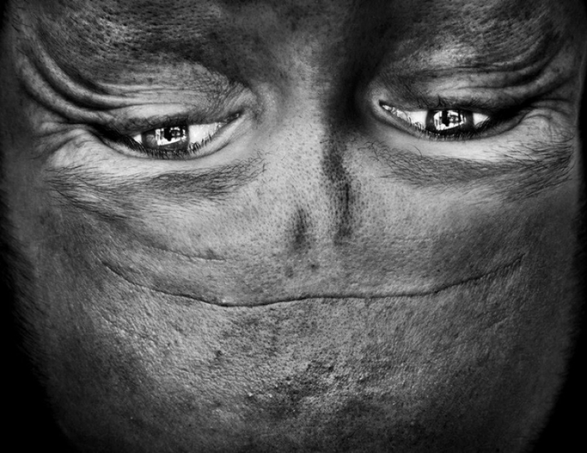 Extraterrestres entre nosotros: la cara levantada, que se asemeja a un extranjero Extraterrestres entre nosotros: la cara levantada, que se asemeja a un extranjero