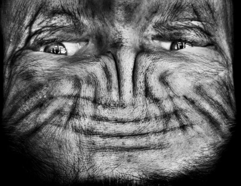 Extraterrestres entre nosotros: la cara levantada, que se asemeja a un extranjero Extraterrestres entre nosotros: la cara levantada, que se asemeja a un extranjero