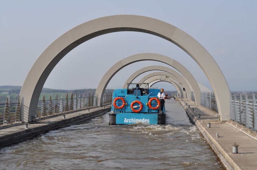 Falkirk wheel — a unique rotating structure, which raises the whole ships