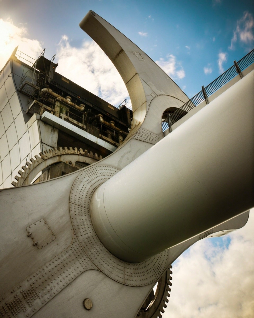 Falkirk wheel — a unique rotating structure, which raises the whole ships