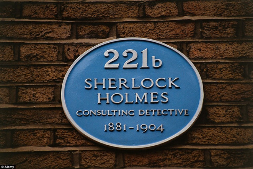 False attraction, gathering crowds of tourists, ready to believe any tales False attraction, gathering crowds of tourists, ready to believe any tales