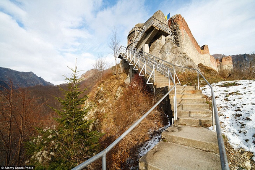 False attraction, gathering crowds of tourists, ready to believe any tales False attraction, gathering crowds of tourists, ready to believe any tales