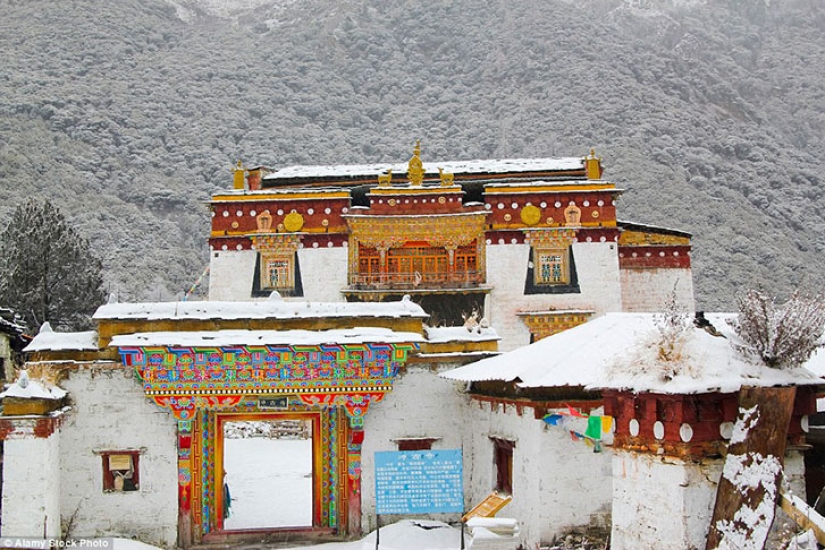 False attraction, gathering crowds of tourists, ready to believe any tales False attraction, gathering crowds of tourists, ready to believe any tales