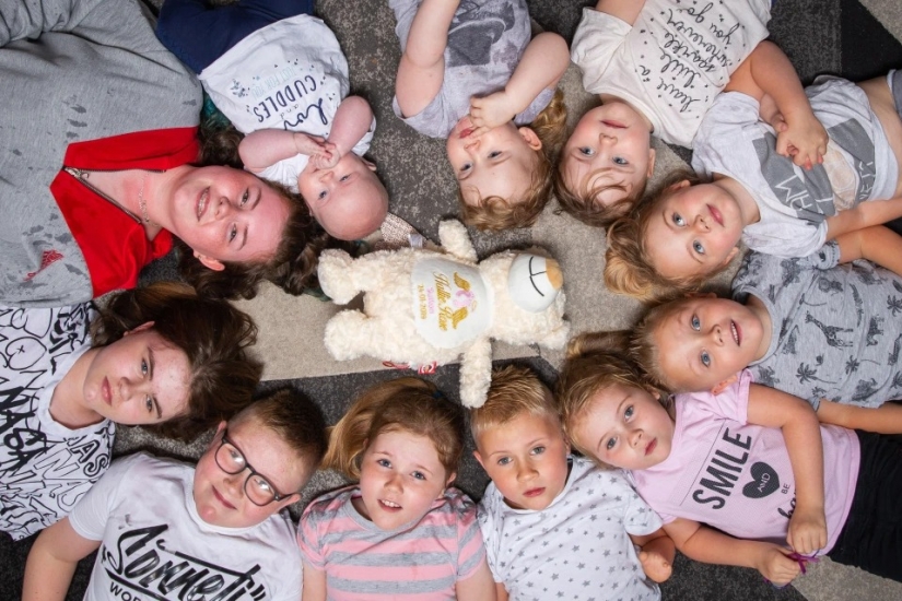 Family football team: the couple has 11 children and gave them the numbers to avoid confusion