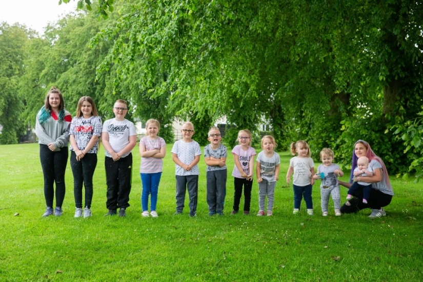 Family football team: the couple has 11 children and gave them the numbers to avoid confusion