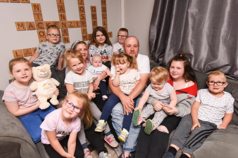 Family football team: the couple has 11 children and gave them the numbers to avoid confusion
