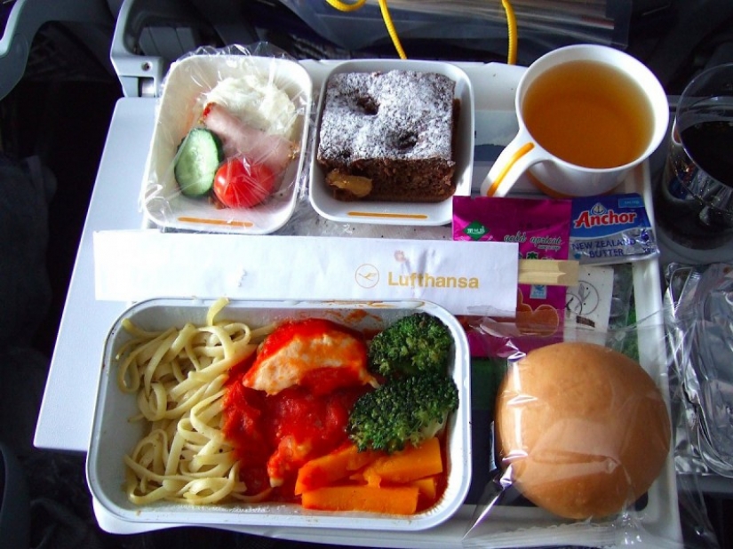 Fasten your seat belts: the testimony of the flight attendants about how we fly Fasten your seat belts: the testimony of the flight attendants about how we fly