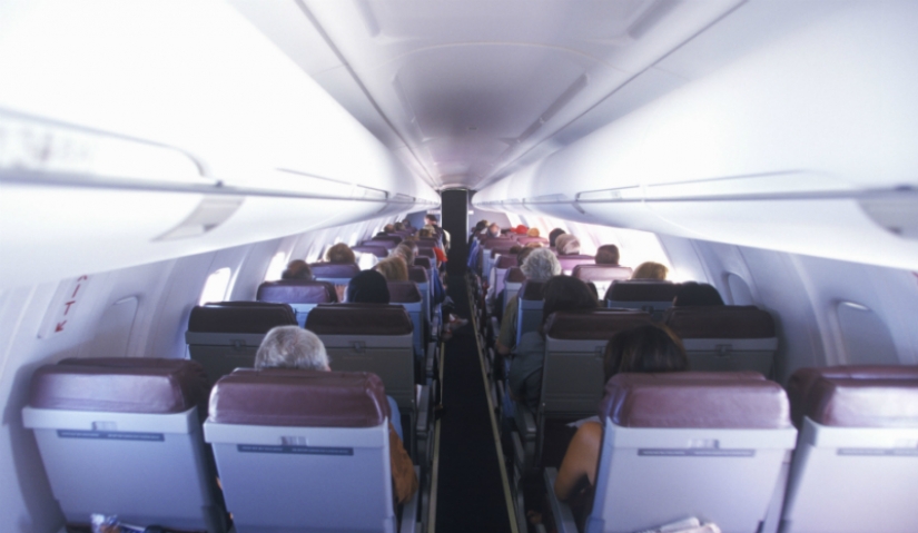 Fasten your seat belts: the testimony of the flight attendants about how we fly Fasten your seat belts: the testimony of the flight attendants about how we fly