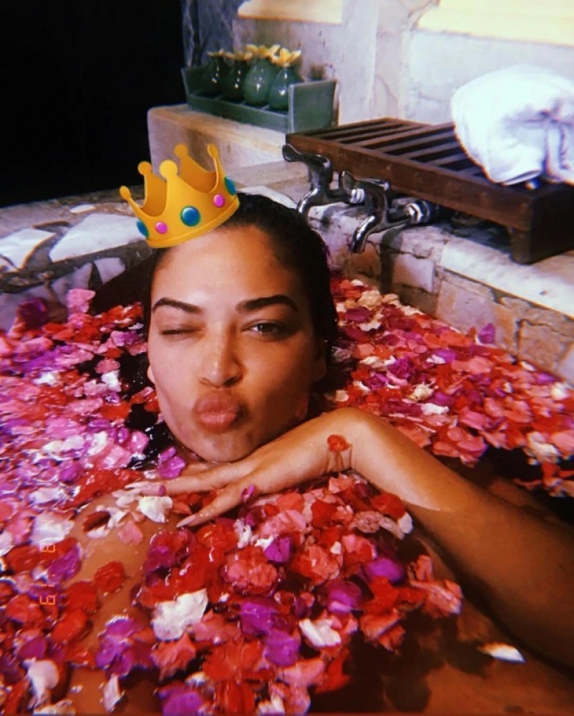 Floral tentación: caliente instagram-belleza fotografiado desnudo entre los pétalos