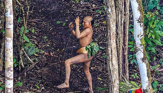 Fotógrafo brasileño logró acercarse más que nunca a totalmente tribu salvaje en los bosques de la Amazonía Fotógrafo brasileño logró acercarse más que nunca a totalmente tribu salvaje en los bosques de la Amazonía