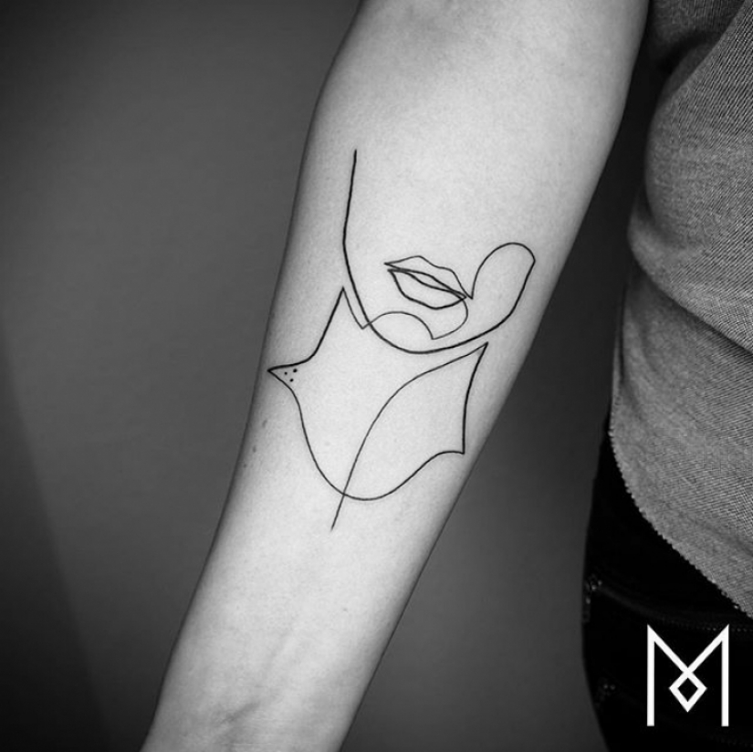 Fresco y minimalista tatuaje, dibujado con una sola línea