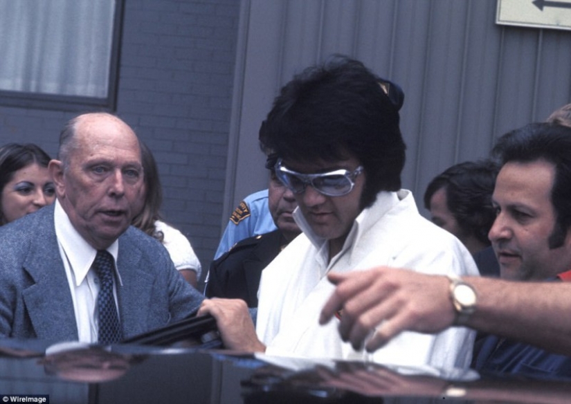 Furs, cigars and the paparazzi: how celebs traveled in the 70's