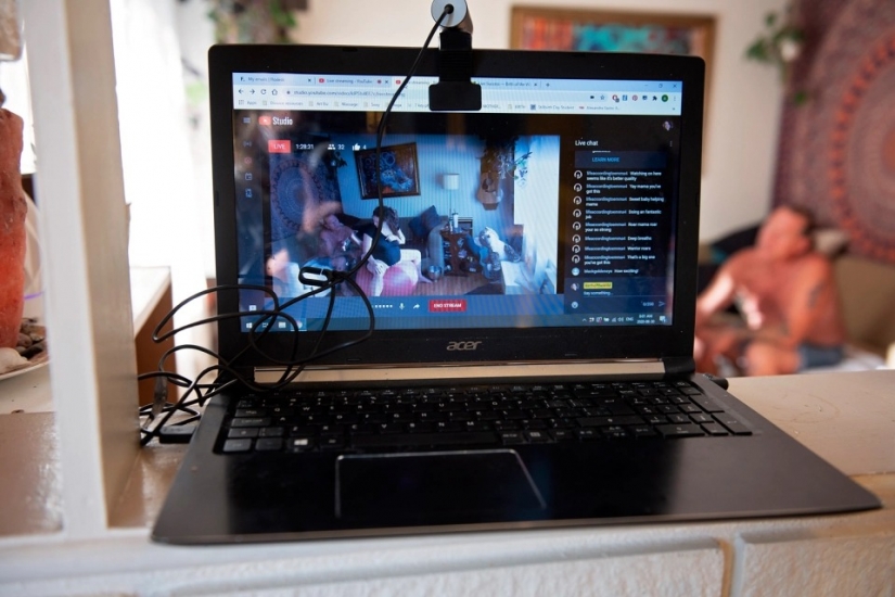 Géneros de la familia: una mujer canadiense dio a luz a vivir en la presencia de su marido y los niños mayores Géneros de la familia: una mujer canadiense dio a luz a vivir en la presencia de su marido y los niños mayores