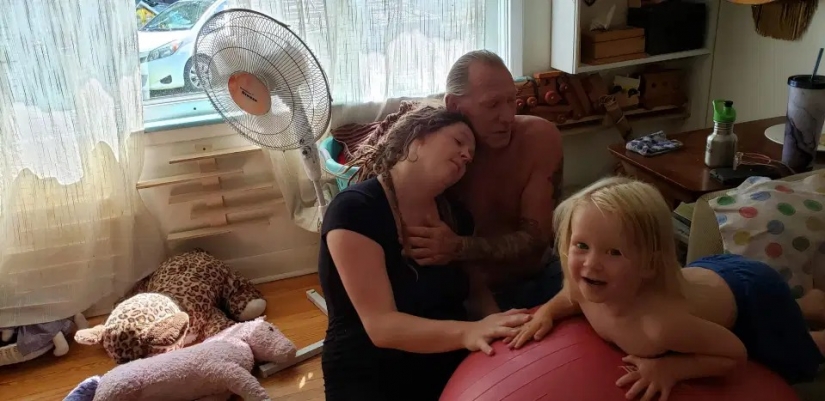 Géneros de la familia: una mujer canadiense dio a luz a vivir en la presencia de su marido y los niños mayores Géneros de la familia: una mujer canadiense dio a luz a vivir en la presencia de su marido y los niños mayores