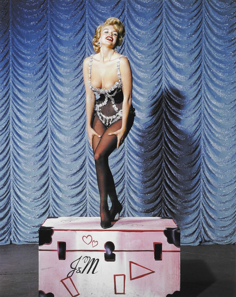 Girls, set the tone in the pinup fashion 1950s