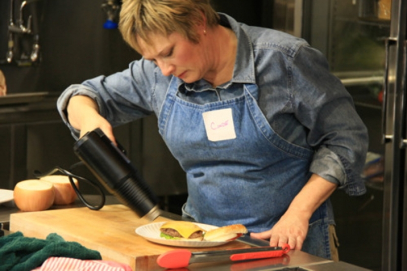 Hanging pear you cannot eat: how food is photographed for advertising Hanging pear you cannot eat: how food is photographed for advertising