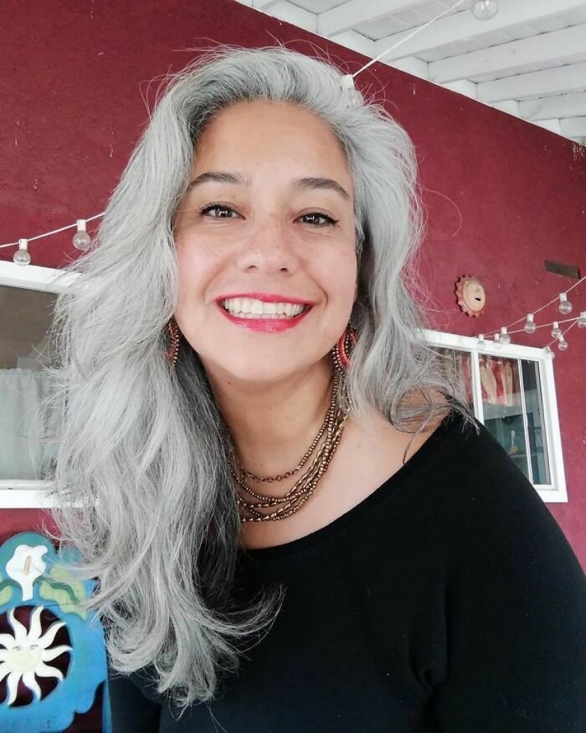 Historias inspiradoras de mujeres que aceptar y amar a su pelo gris Historias inspiradoras de mujeres que aceptar y amar a su pelo gris