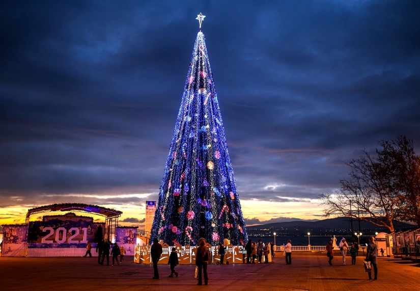 Holiday lights in Russia: as decorated for the New year, the Russian city