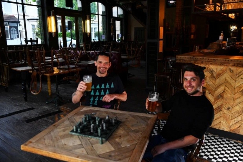 How are the everyday life of two friends-the British, who have isolated themselves in the pub How are the everyday life of two friends-the British, who have isolated themselves in the pub