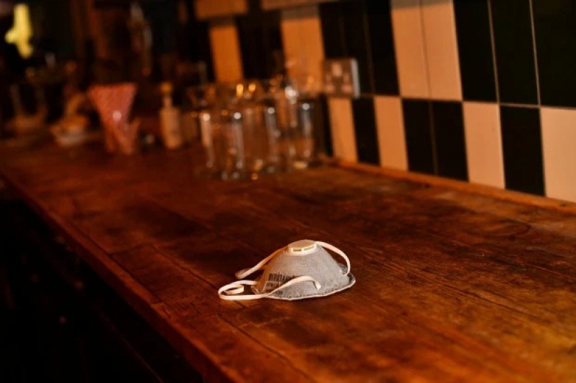 How are the everyday life of two friends-the British, who have isolated themselves in the pub How are the everyday life of two friends-the British, who have isolated themselves in the pub