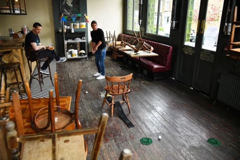 How are the everyday life of two friends-the British, who have isolated themselves in the pub How are the everyday life of two friends-the British, who have isolated themselves in the pub